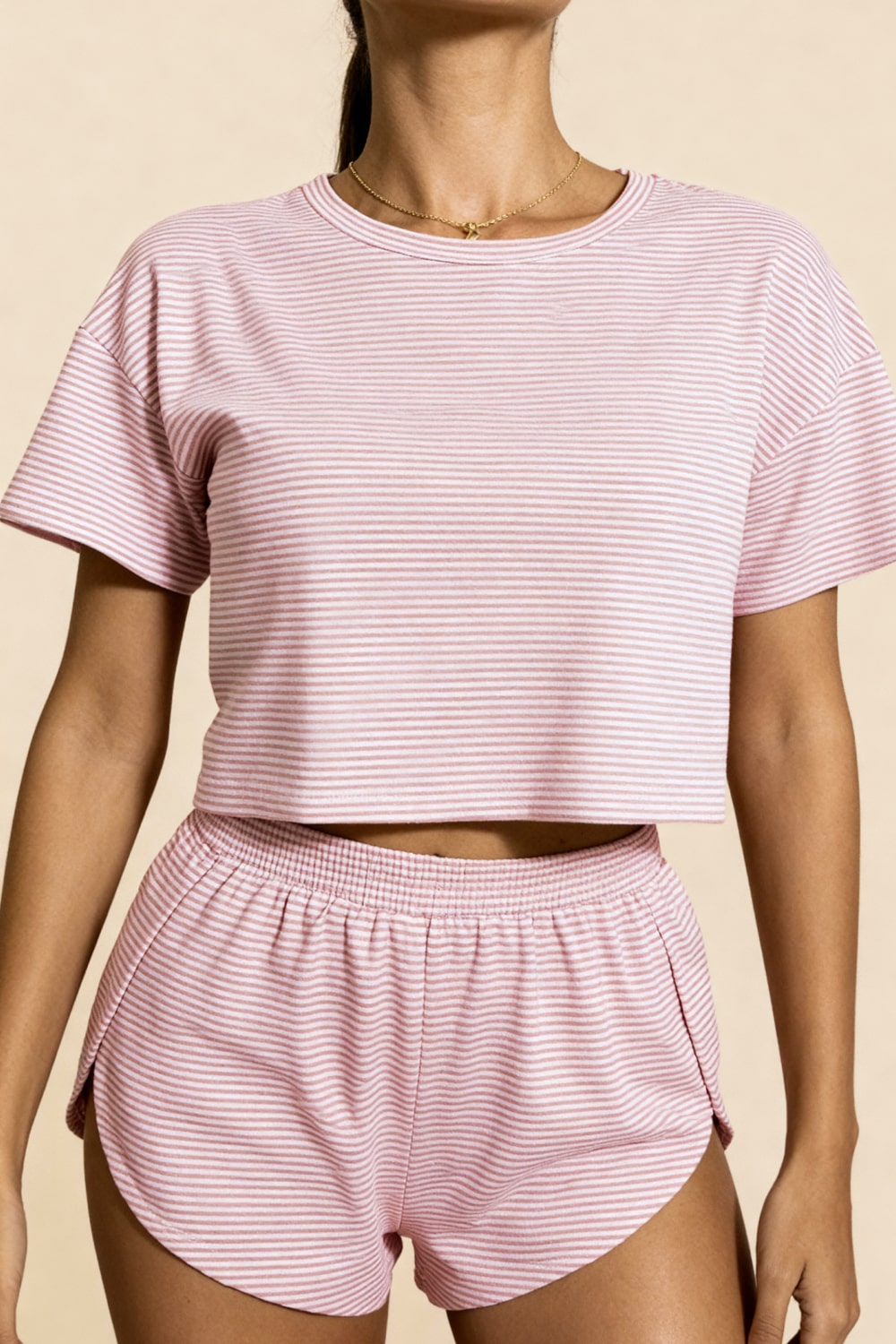 Conjunto de short con aberturas y crop top Carmen Rosa